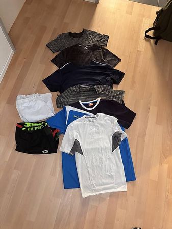 Kleiderpaket Sportbekleidung Sportshirts Sporthosen