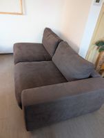 Bequemes, zweiteiliges Stoffsofa, mit waschbaren Bezügen