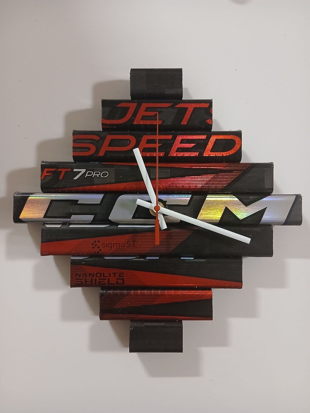 Orologi: Hockey stick clock CCM Jetspeed 27x27 cm – Usato da Taverne venduto da damigiano