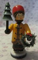 Käthe Wohlfahrt - Frau mit Baum und Kranz -Schöne Winterzeit