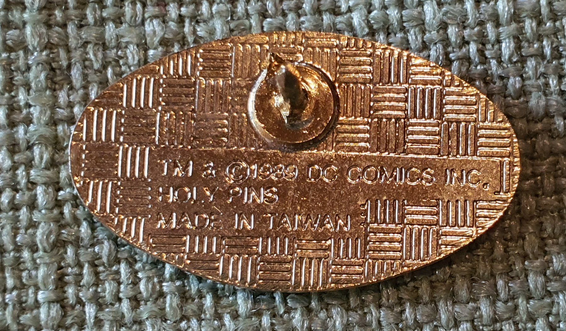 Plaketten & Abzeichen: J432B Pin BATMAN Logo  1989 DC Comics INC – Gebraucht aus Reinach BL von Boston-Verkauf 1