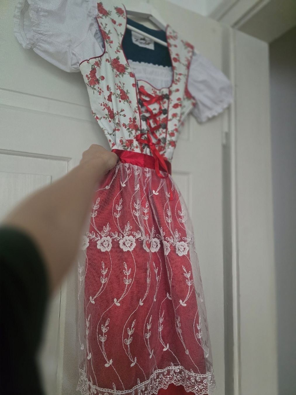 Robes: Dirndl Kleid rot weiss Blumenmuster – D'occasion à Zürich par nara13 1