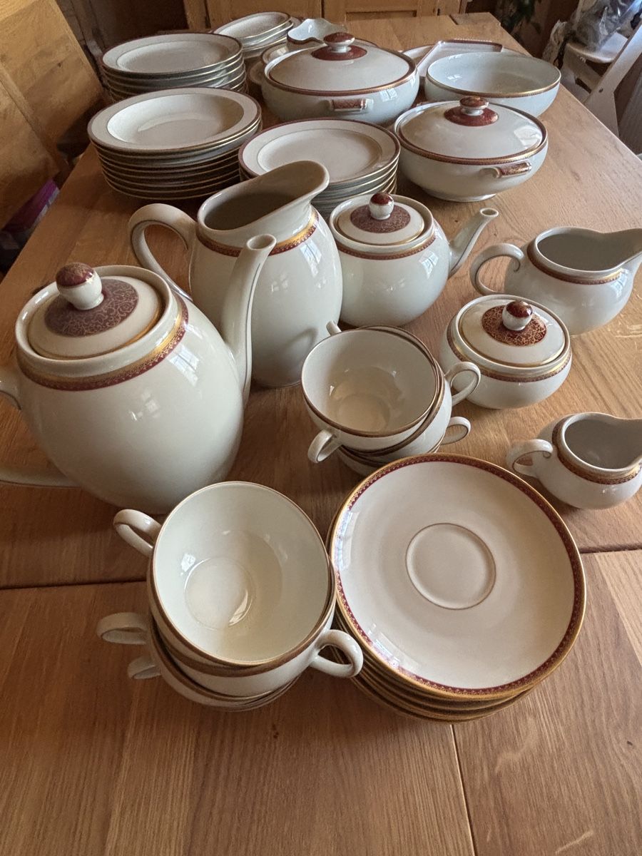 Set di piatti: Antikes Langenthal Service – Usato da Bönigen venduto da muehli302 7