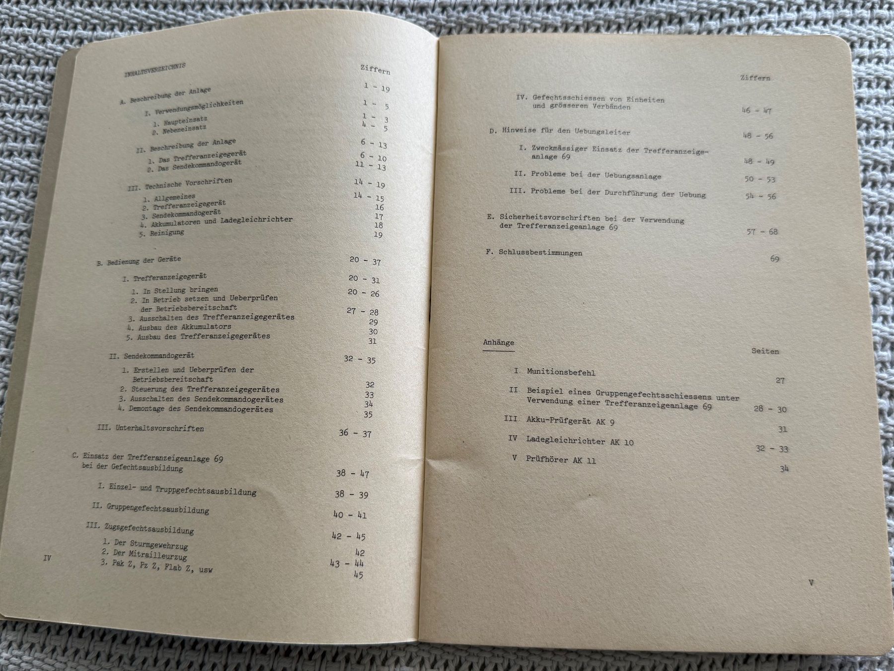 Bücher: 4 Reglemente: Trefferanzeigen/Gefechtsschiessen - CH Armee – Gebraucht aus Brütten von Hst1 1
