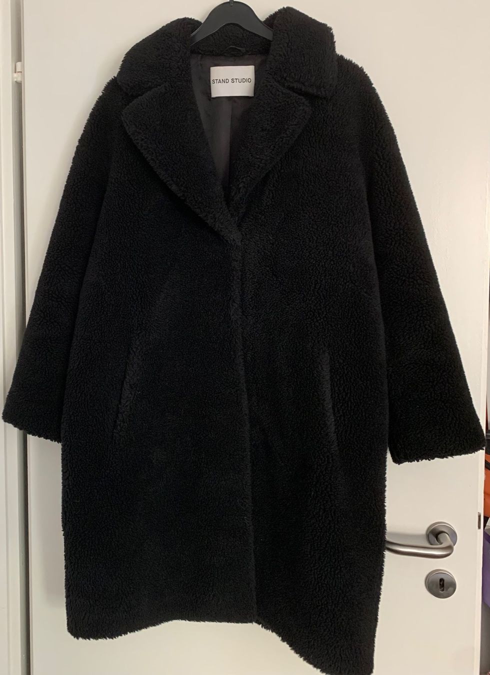Stand Studio Mäntel: Stand Studio Mantel Grösse M / L schwarz Teddy Stoff – Gebraucht aus Nussbaumen AG von brigitebardot