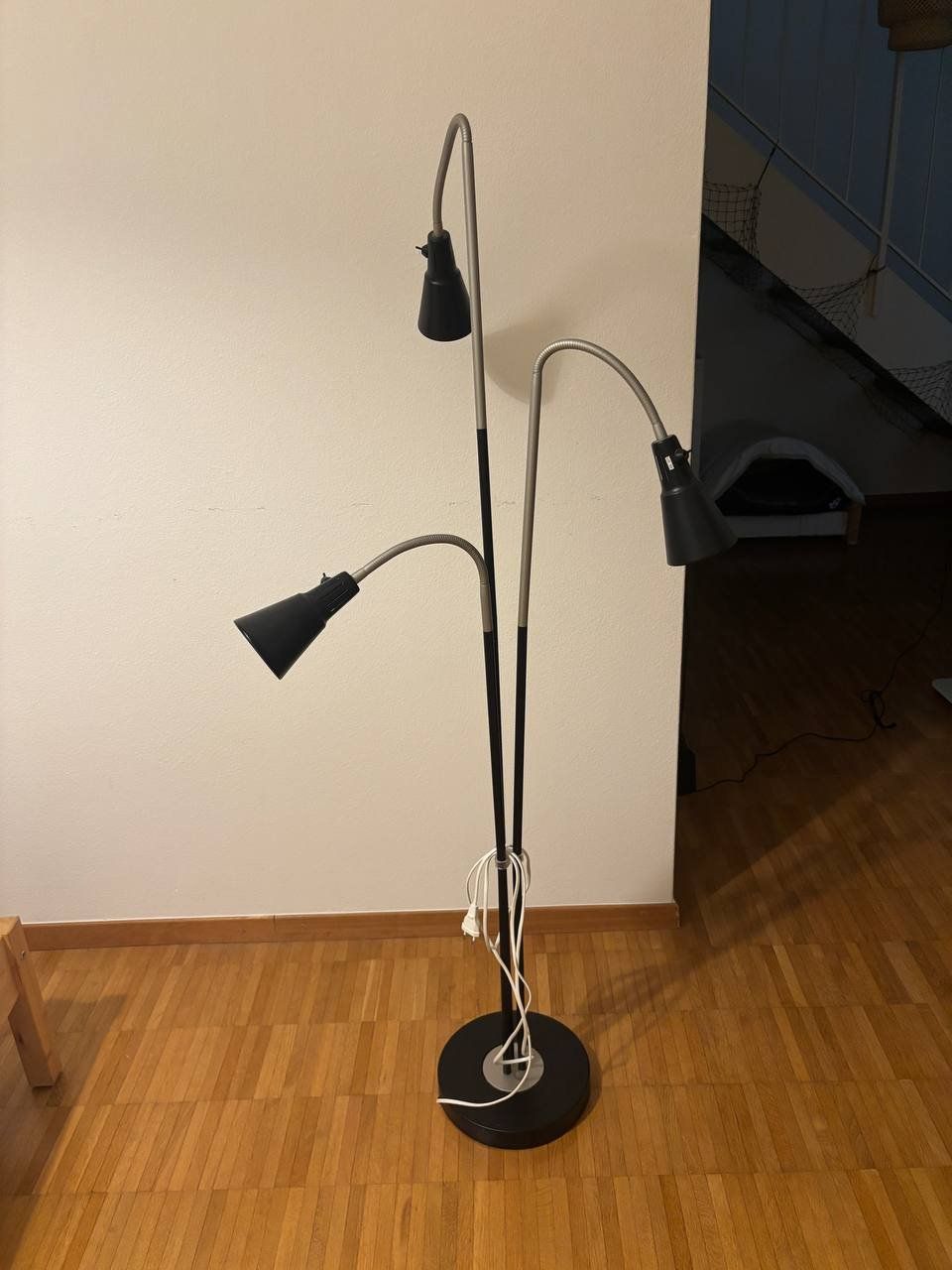Ikea Lampade: Standleuchte mit 3er-Spot, schwarz, IKEA KVART – Usato da Schlieren venduto da kat_vx7w 2