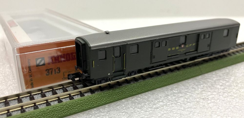 Arnold Modelleisenbahnen: Arnold 3713 N= Leichtstahl Gepäckwagen SBB D 065-0 - in OVP – Neu (gemäss Beschreibung) aus Thun von retoolinoo