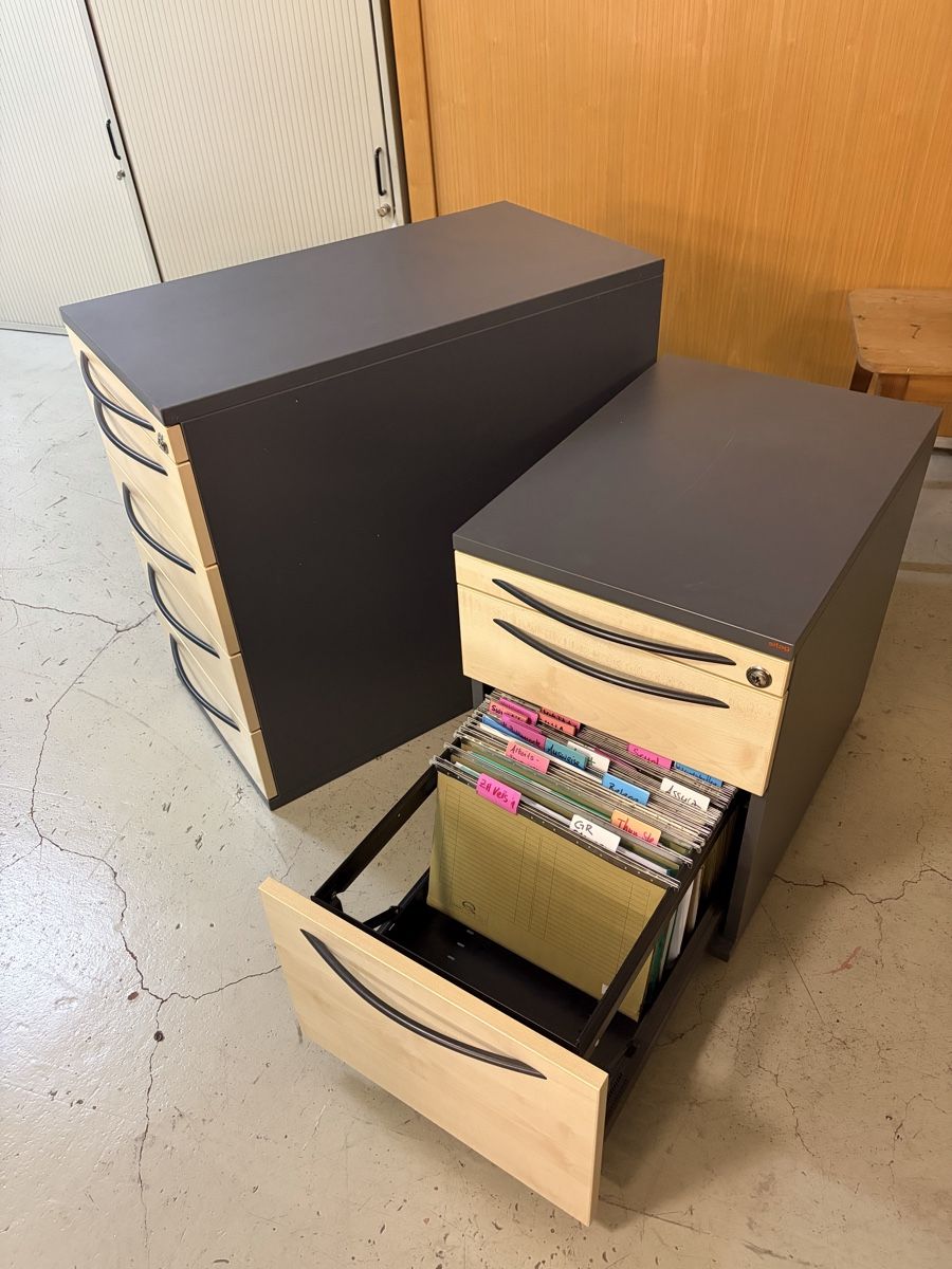 Tavoli: Bürotisch mit Schubladenstöcke – Usato da Thun venduto da MundArt