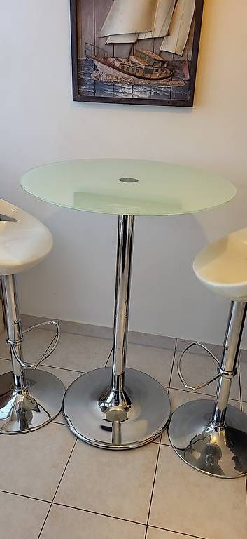 Tavoli: Table haute + 3 tabourets  design moderne – Usato da Genève venduto da Seaweed