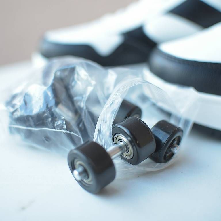 Pattini in linea & Pattini a rotelle: Schuhe mit zwei oder vier befestigbaren Rollen Gr.37/38 NEU – Nuovo e nell'imballaggio originale da Sins venduto da Zentralschweiz 2