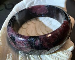 ❤️🖤 Außergewöhnlicher Granat in Astrophyllit Armreif