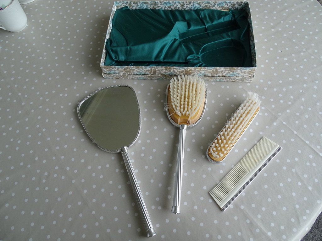 Sonstige Haarpflege: Schminktisch-Set – Neu (gemäss Beschreibung) aus Bretzwil von America1 2