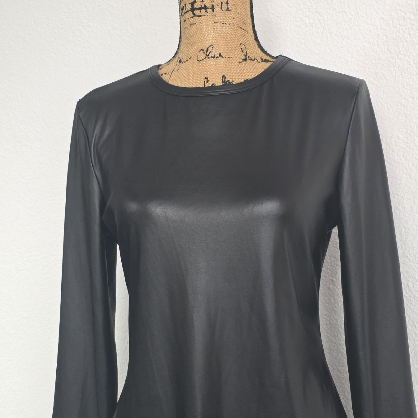 Kleider: Schwarzes Kleid in Lederoptik, Grösse L – Gebraucht aus Rheinsulz von Gilea 1