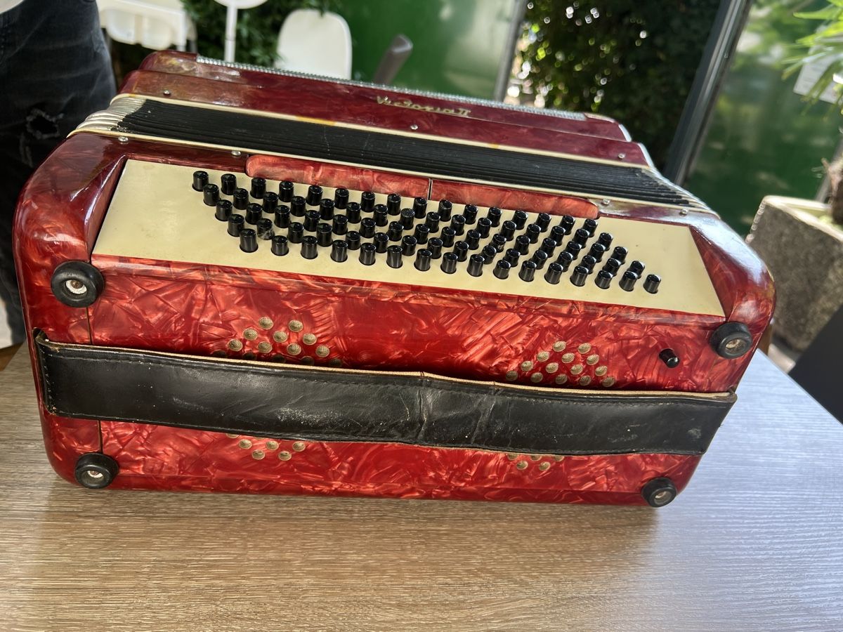 Victoria Musikinstrumente: Accordéon Victoria II rouge  – Gebraucht aus Estavayer le lac von D00o 7