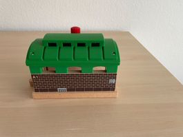 Brio Lokschuppen mit Rolltor