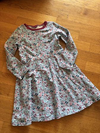 Schönes Kleid Gr. 128