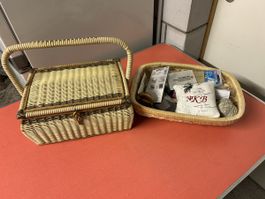 Nähkorb gefüllt mit Zubehör, Vintage Look.