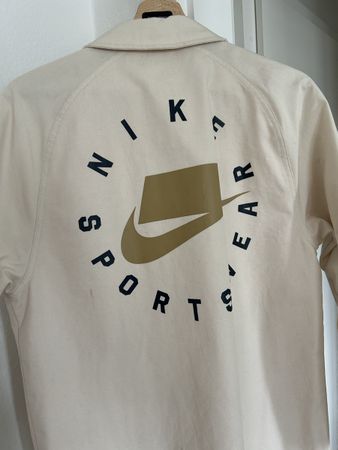 Nike NSW Coach Jacket Beige Gröss XS für den Herbst perfekt.