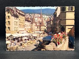 Neuchâtel La Place et la Maison des Halles un jour de Marché