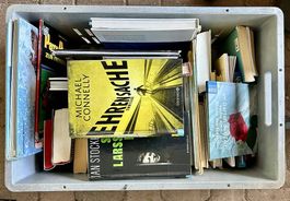 Gratis zwei Kisten voller Bücher