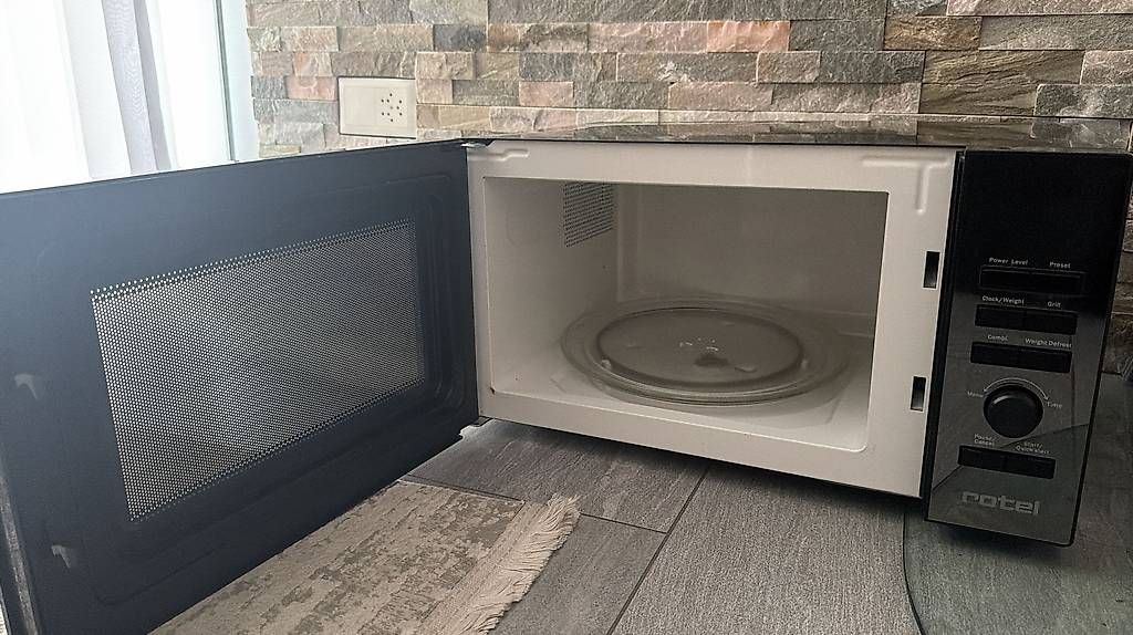 Elettrodomestici da cucina: Mikrowelle ROTEL 30L Schwarz – Usato da Egg b. Zürich venduto da FeeNuh 1