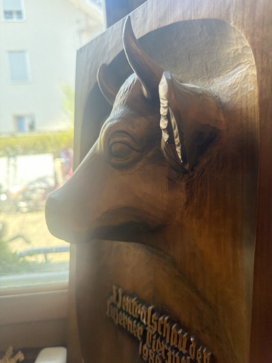 Skulpturen & Statuen: Holzschnitzerei Kopf mit Schriftzug 1982  – Gebraucht aus Zell LU von moh_n78n 3