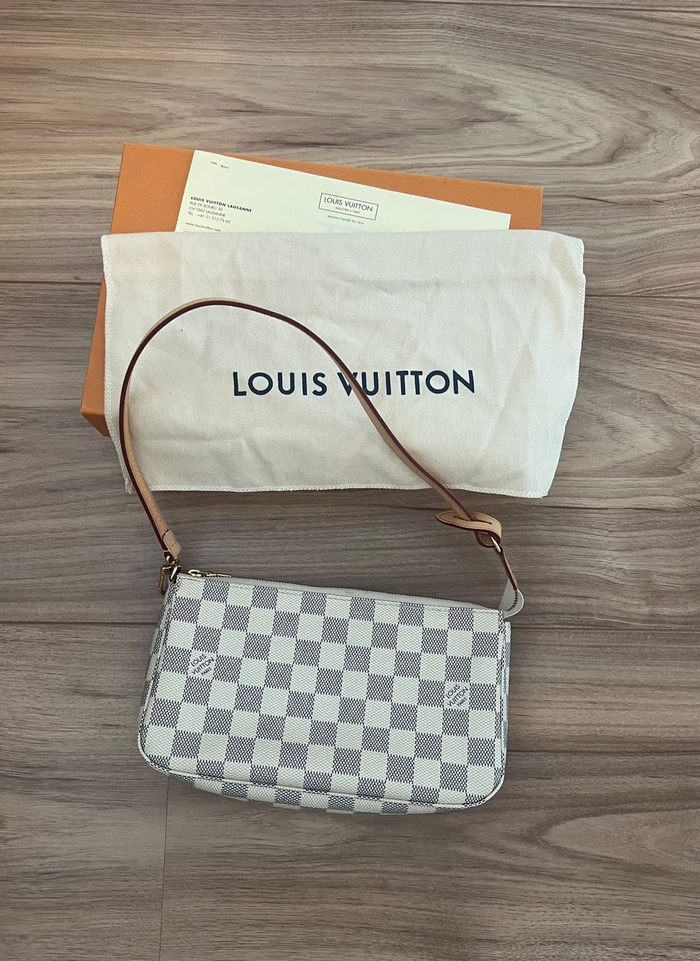 Louis Vuitton Sacs femmes: Louise Vuitton pochette accessories – D'occasion à Arzier Le Muids par oma_w5bq 1