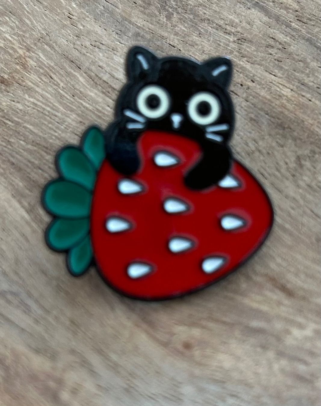 Plaketten & Abzeichen: Pin Katze Erdbeere – Neu und originalverpackt aus Geneve von vane267