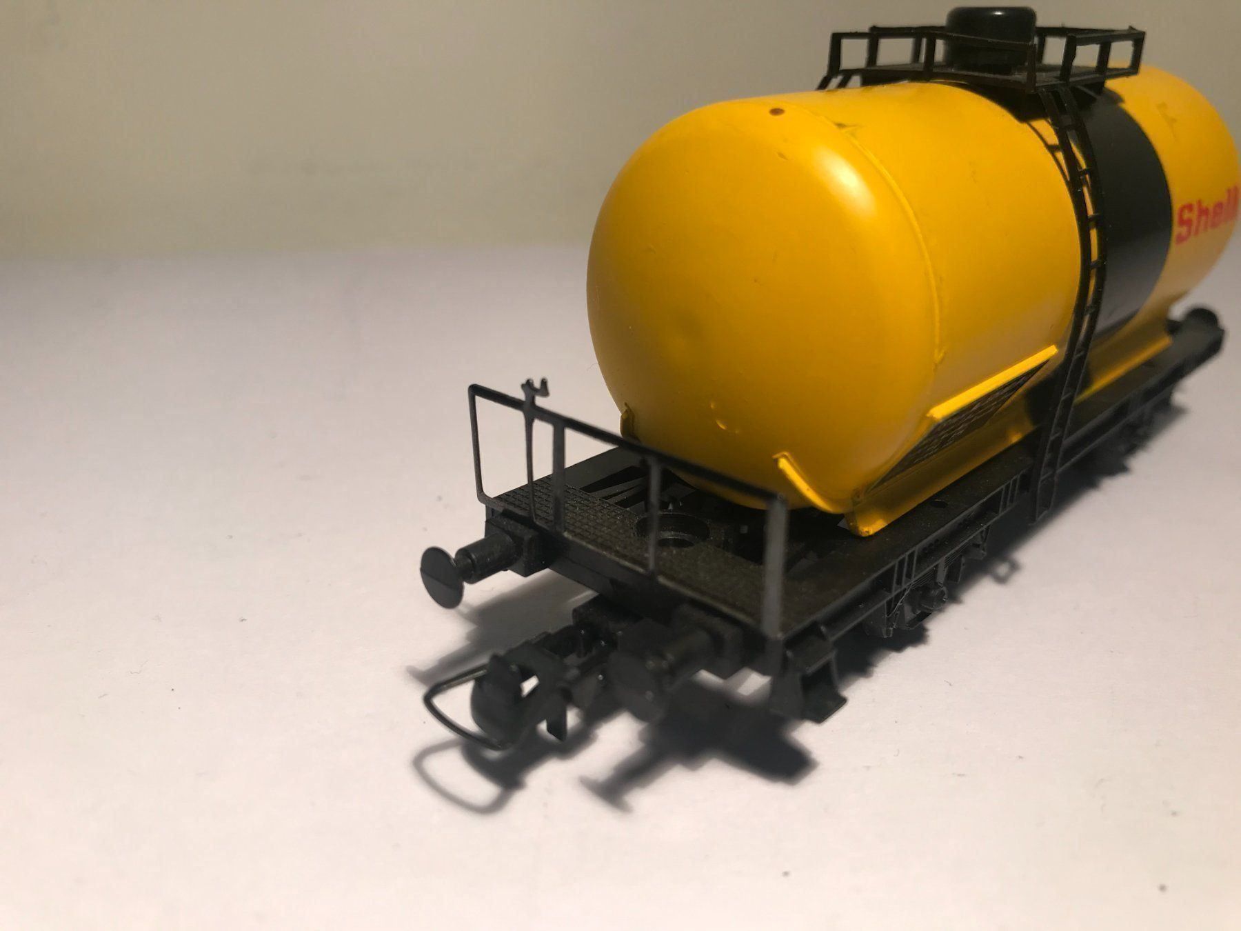Lima Modelleisenbahnen: LIMA Schell Tankwagen 2713, DC Achsen – Gebraucht aus Buchrain von Modellbahn11 4