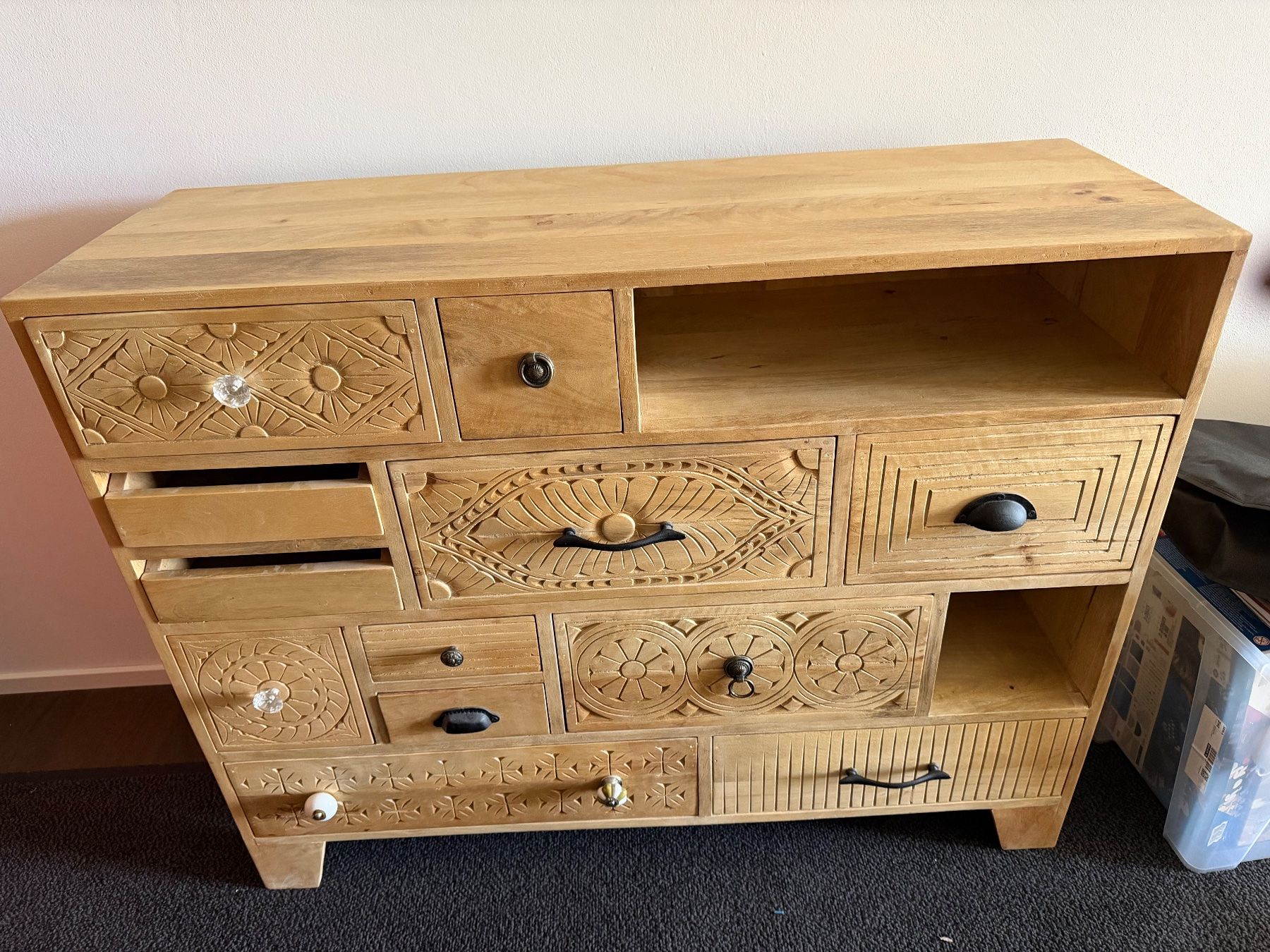 Livique Cassettiere: Holz Sideboard mit Schnitzereienrl – Usato da Oberägeri venduto da kaitanja