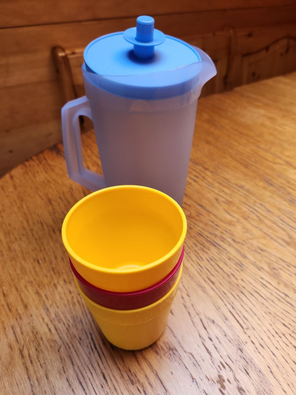 Tupperware Behälter & Ähnliches: Tupperware Krug 1,5l mit 2x  Tupperware Bechern gelb, 1x rot – Gebraucht aus Gstaad von Meiel2020 1