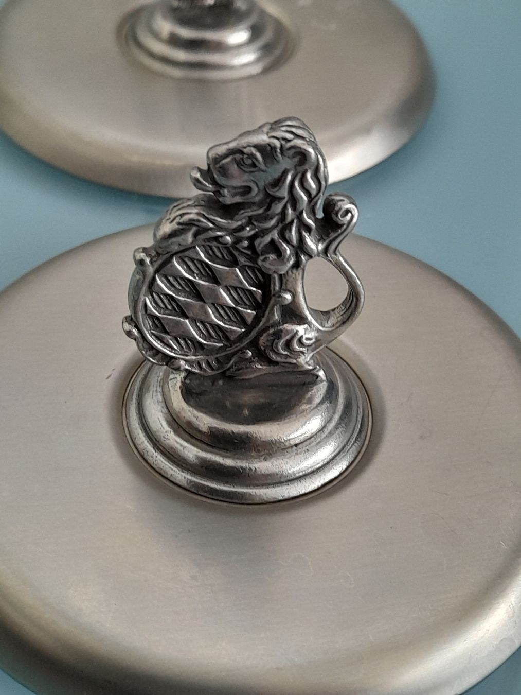 Tutte le decorazioni: Zinn-Trinkglasdeckel.  – Usato da Winterthur venduto da Ufff512 3