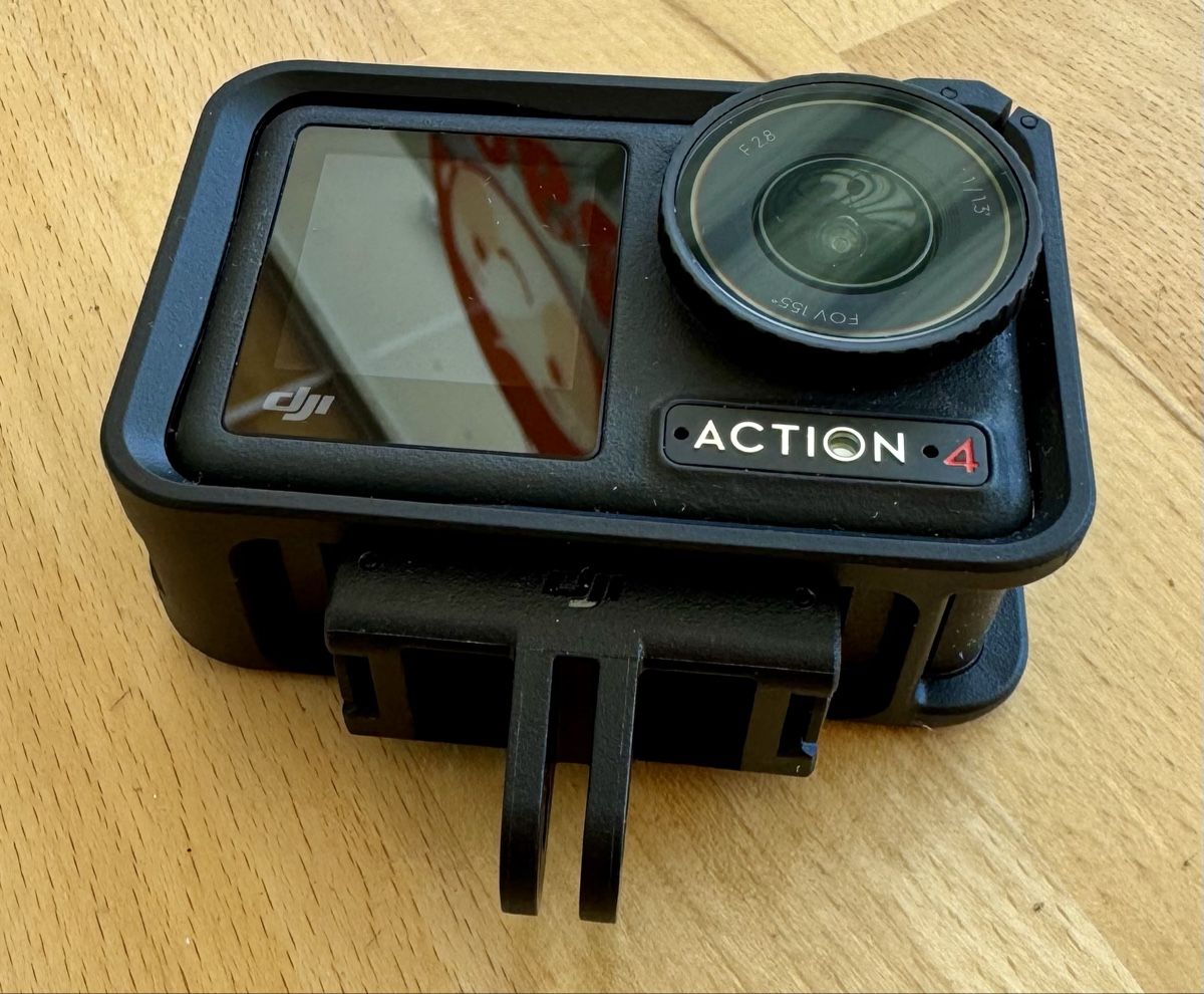 DJI Action Cam: DJI Osmo Action 4 Adventure Combo – Neu (gemäss Beschreibung) aus Visp von cqw_slq5
