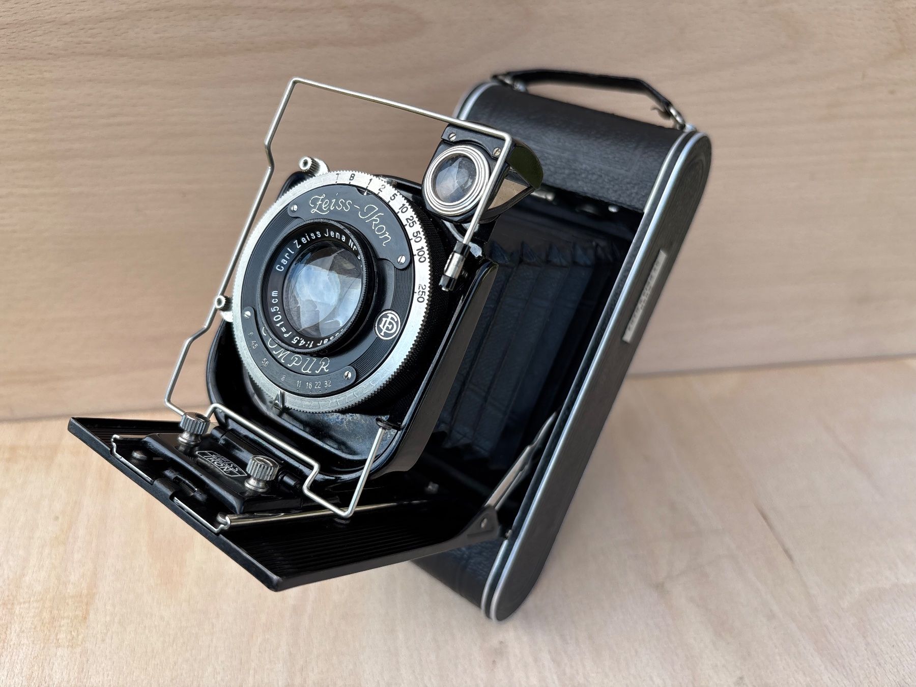 Zeiss Fotocamera: antike Zeiss Ikon Cocarette Kamera – Usato da Feldbach venduto da Olive1 1