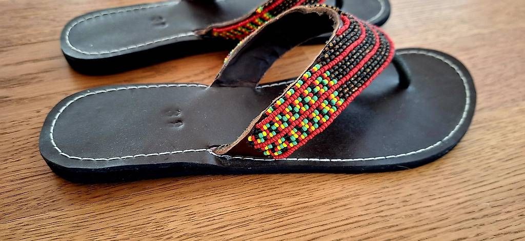 Damenschuhe: Massai Perlen Sandalen aus echtem Leder, Grösse 38 – Gebraucht aus Reinach BL von urbanfinds 1