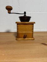 Gut erhaltene Kaffeemühle aus Holz - Vintage Design!