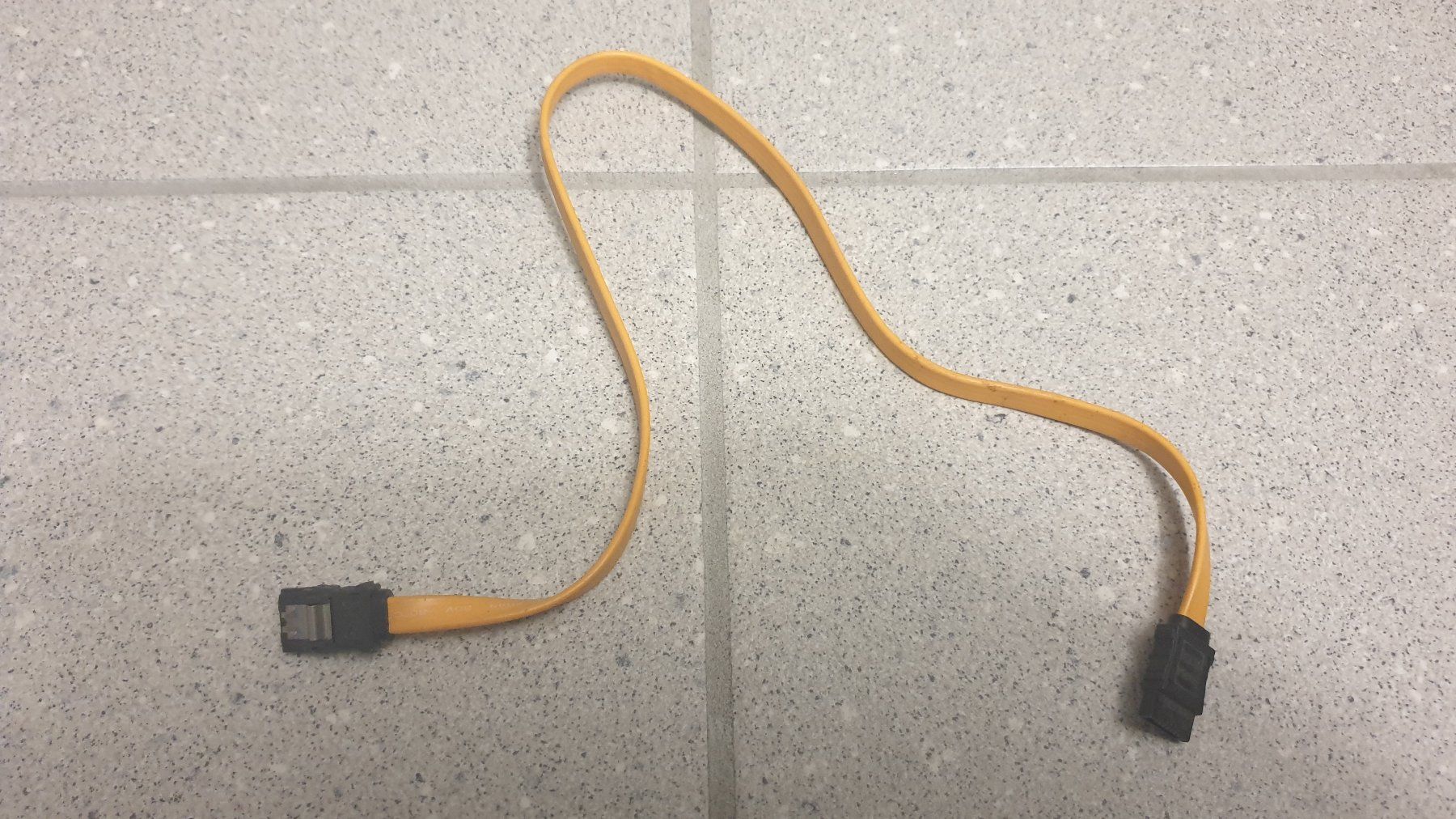 Câbles: Oranges SATA-Kabel – D'occasion à Stäfa par Supertramp73