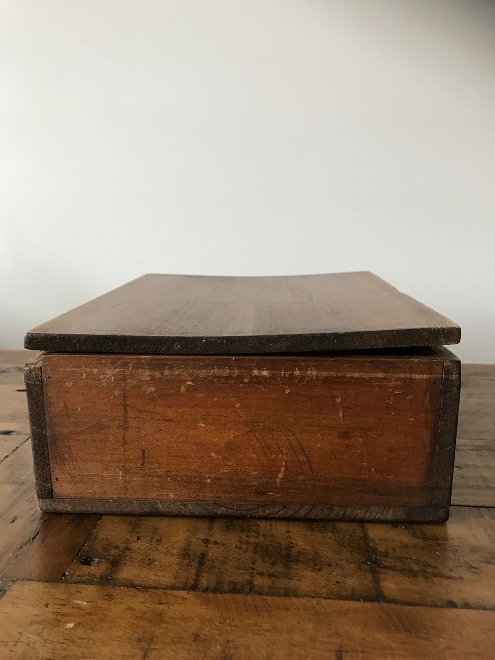 Caisses de transport: Alte Holzkiste mit Scharnierdeckel – D'occasion à Rapperswil SG par cosiba01 2