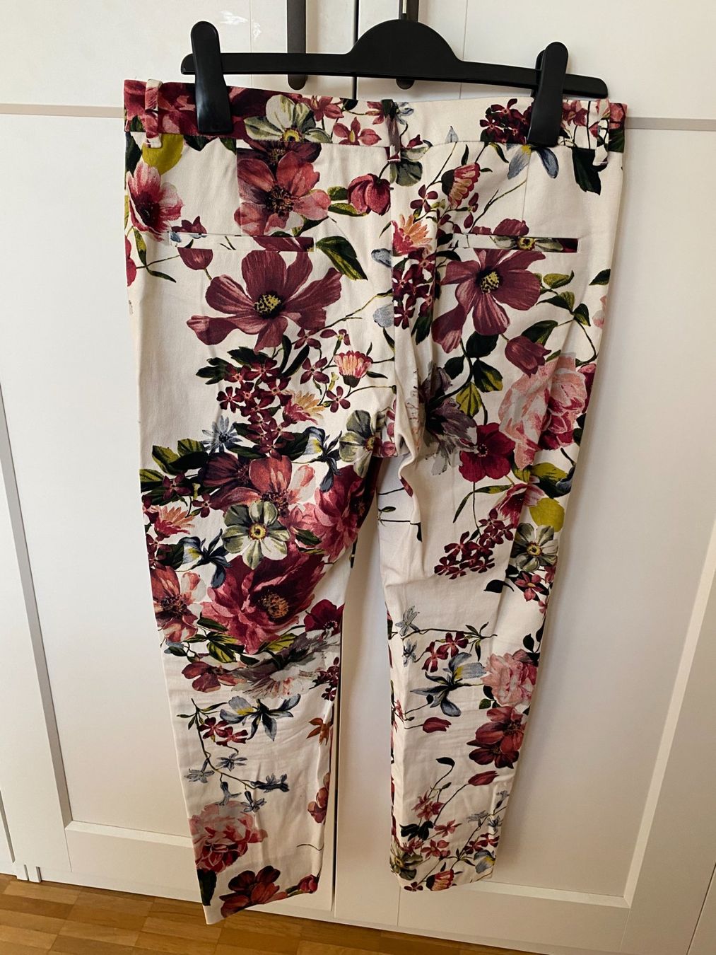 Pantaloni: Zara Hose mit Blumenmuster Gr. EUR 38 – Nuovo (secondo la descrizione) da Unterengstringen venduto da cck_ 1