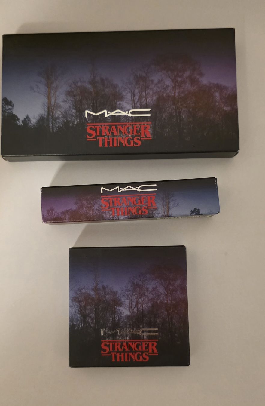 Mac Cosmetics Make-up: MAC Stranger Things -Powder Blush, -Lippgloss, -Eye Palette – Nuovo (secondo la descrizione) da Dietikon venduto da Mil_yw5j