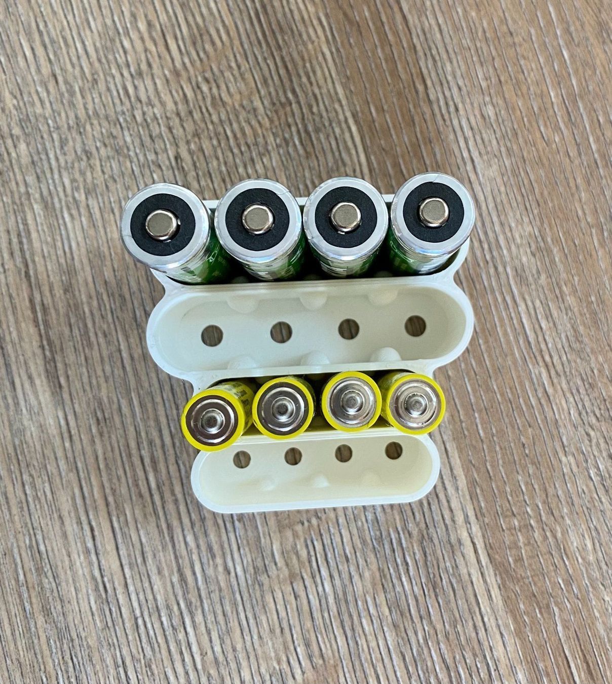 Supporti a parete: 8 x AAA und AA Akku / Batterie Halter – Nuovo (secondo la descrizione) da Bassersdorf venduto da reimerm88 1