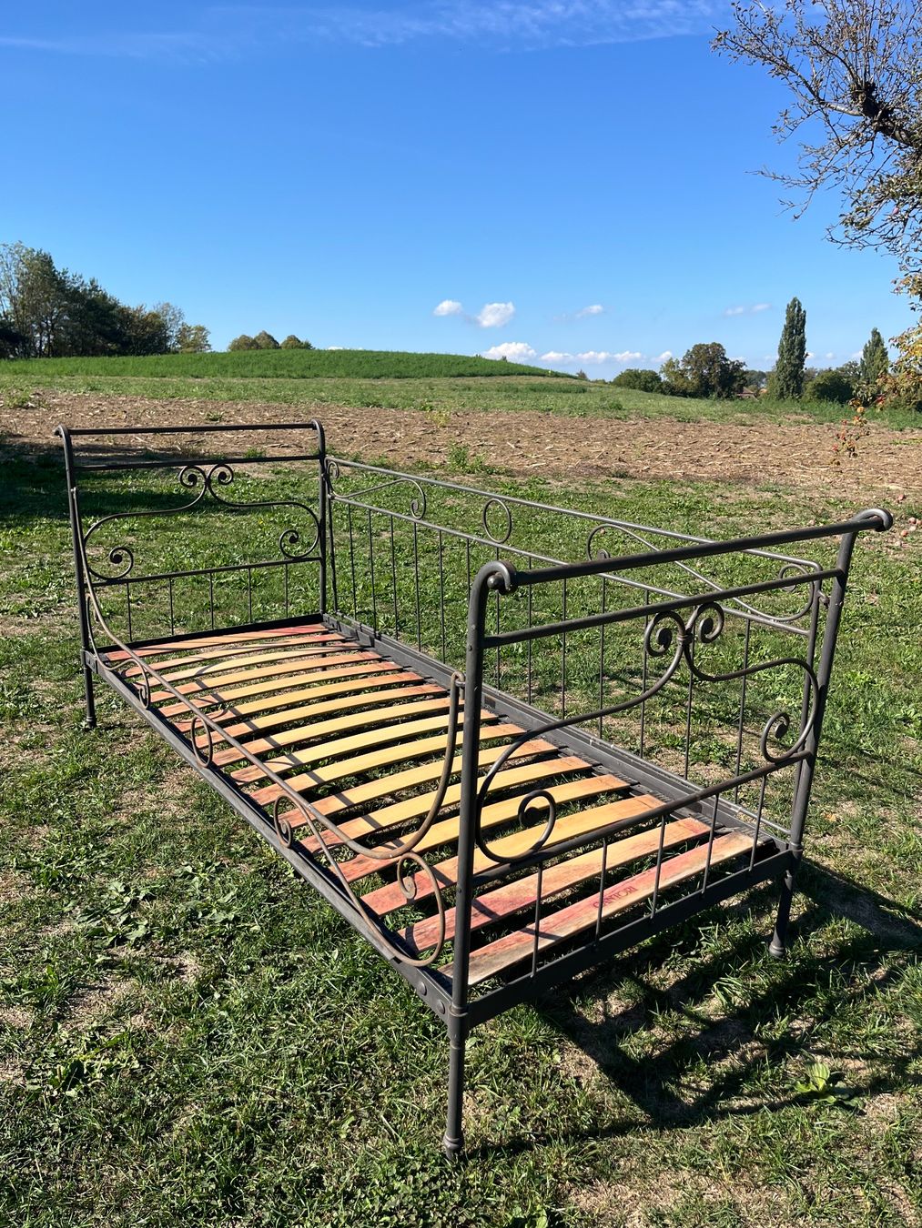 Lits: Bett Metall mit Matratze – D'occasion à Allmendingen b. BE par juair 1