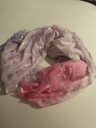 Sommerlicher Herzchen-Schal in Rosa-Lila Farbverlauf