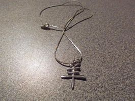 Kette mit silberfarbigem Anhänger