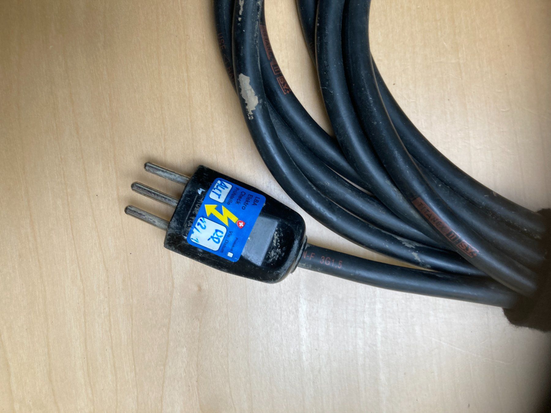Cavi: Verlängerungskabel, CH-Stecker Typ 13, Schwarz, – Usato da Cham venduto da WB2223 3