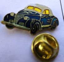 Pin Auto Blau Weiss altes Modell
