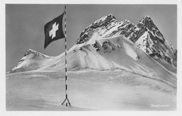 Jungfraujoch (BE) Schweizer Fahne und Alpenpanorama