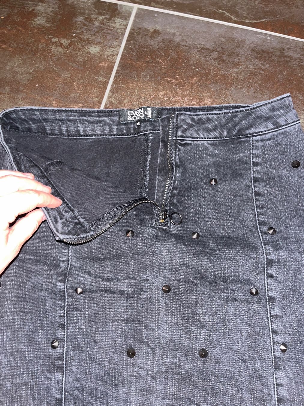 Gonne: Jeans-Rock mit Nieten – Usato da Hombrechtikon venduto da Kaatja 1