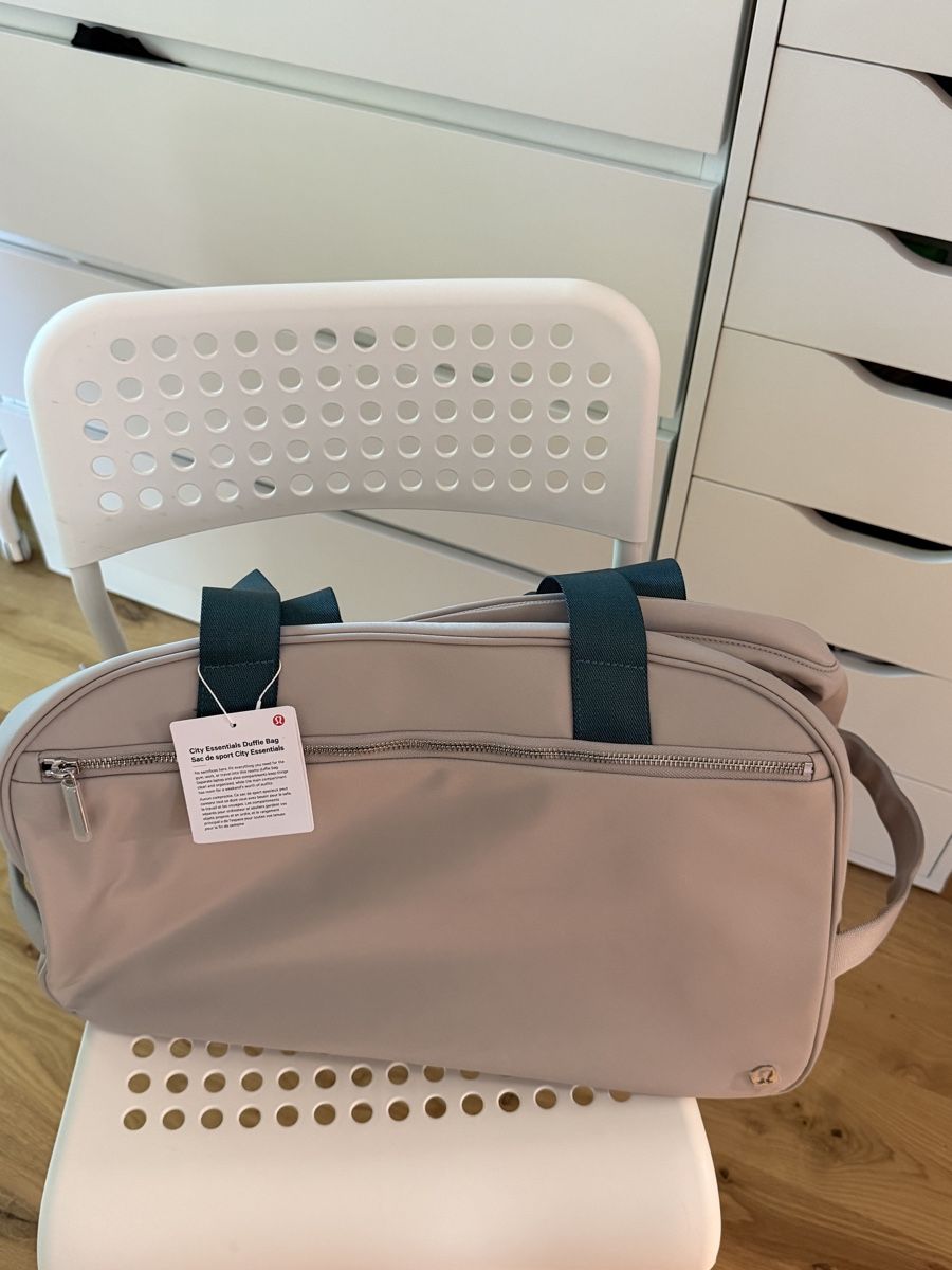 Lululemon Borse: Lululemon City Essentials Duffle Bag 28 L – Nuovo (secondo la descrizione) da Küsnacht ZH venduto da guo_rnh6 1