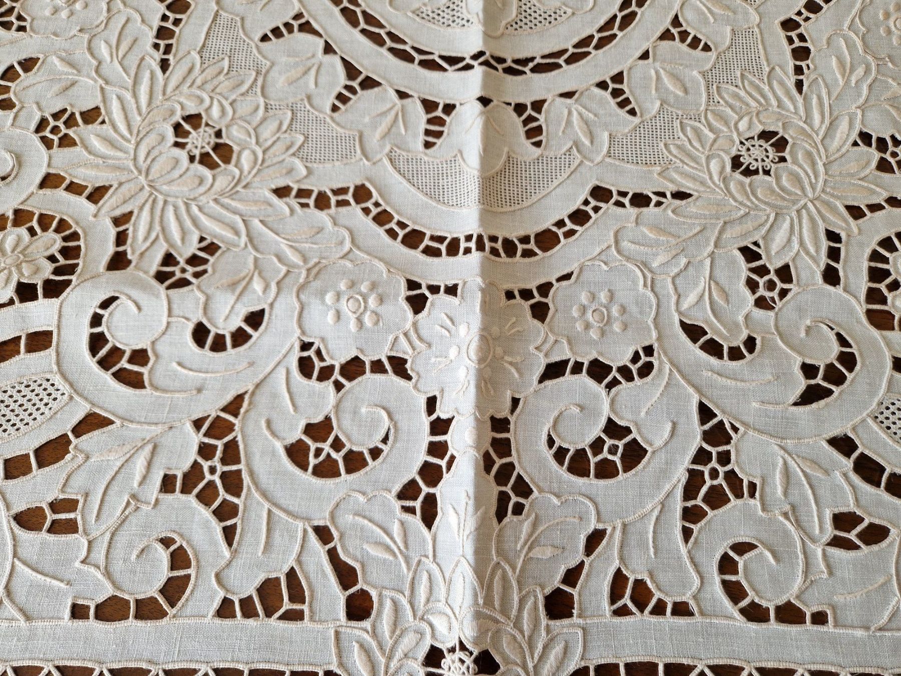 Altra biancheria da tavola: Wunderschöne Tischdecke, Handarbeit 85x83cm – Nuovo (secondo la descrizione) da Bern venduto da Antikbatik 1